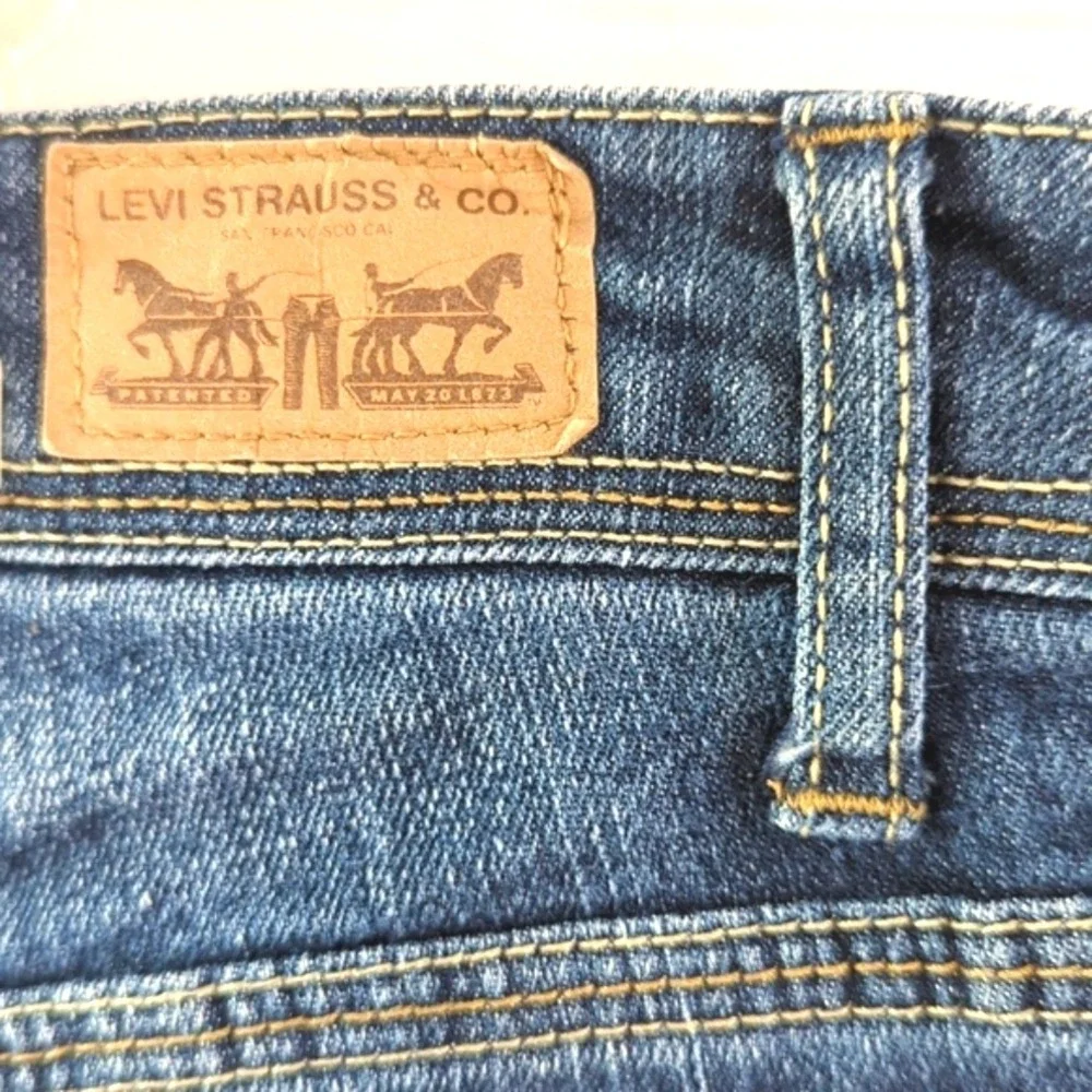 Levi's‎ Midi Y2K Jean Shorts Juniors Distressed Denim Medium Wash Women's Size 9